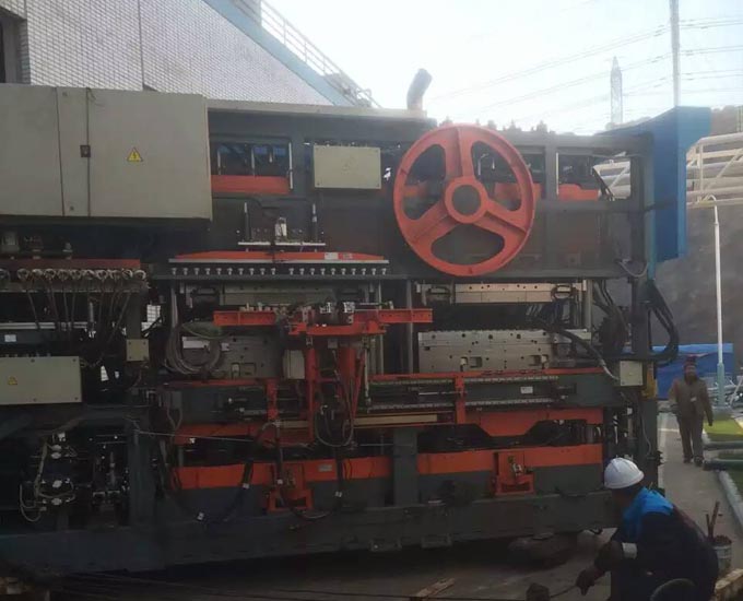 青島某工廠大型吹塑機設備搬遷吊裝現(xiàn)場