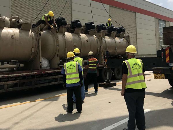 董家口港雙星工廠內(nèi)海爾大型機(jī)組設(shè)備搬運(yùn)，就位現(xiàn)場(chǎng)