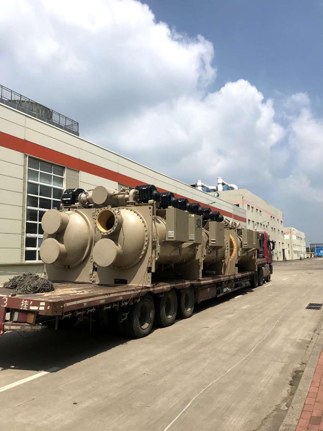 董家口港雙星工廠內(nèi)海爾大型機(jī)組設(shè)備搬運(yùn)，就位現(xiàn)場