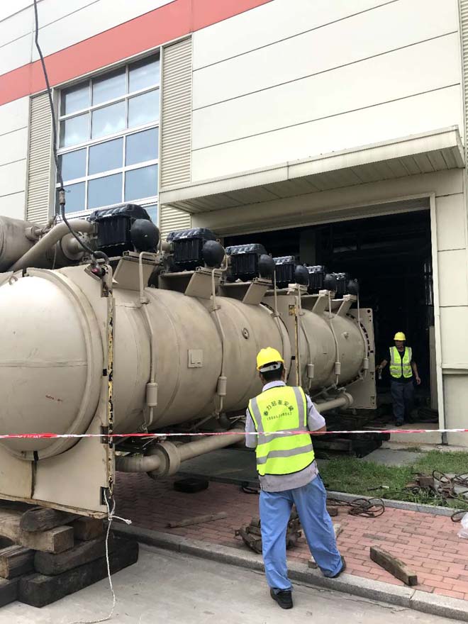 董家口港雙星工廠內(nèi)海爾大型機(jī)組設(shè)備搬運(yùn)，就位現(xiàn)場