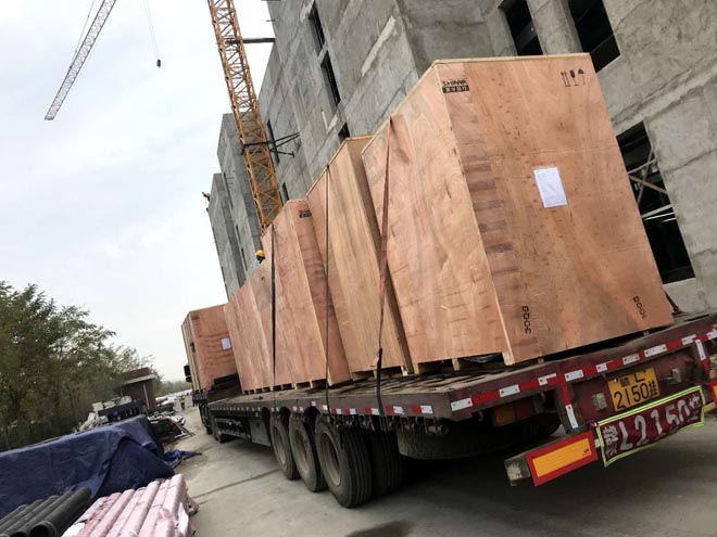 高新區(qū)制藥廠烘干設備四樓吊裝