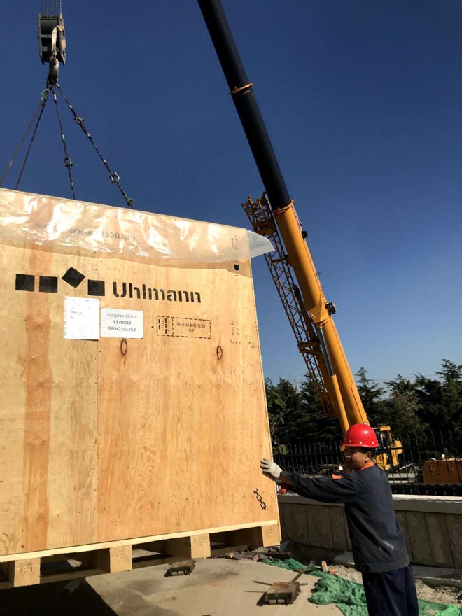 青島黃海制藥進(jìn)口設(shè)備安裝，汽墊搬運(yùn)現(xiàn)場