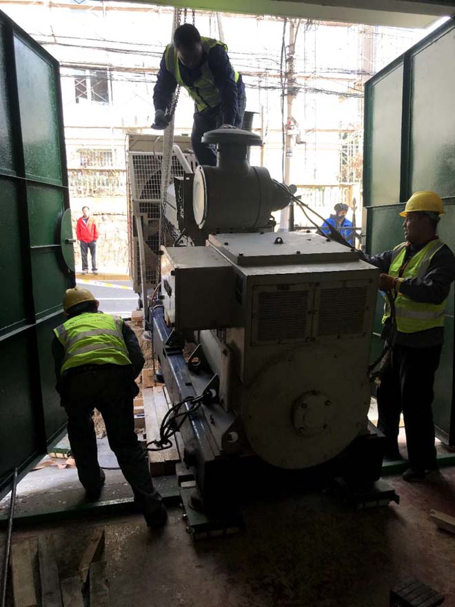 青島鹽城路發(fā)電機設(shè)備搬運吊裝現(xiàn)場