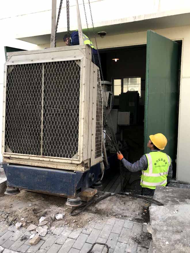 青島鹽城路發(fā)電機設(shè)備搬運吊裝現(xiàn)場