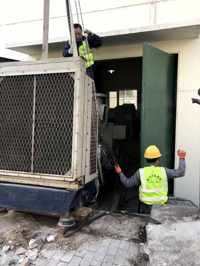 青島鹽城路發(fā)電機設(shè)備搬運吊裝現(xiàn)場